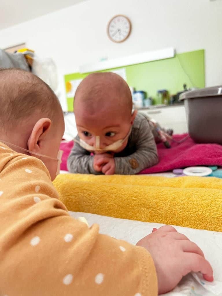 Die Zwillinge Lio und Emilia