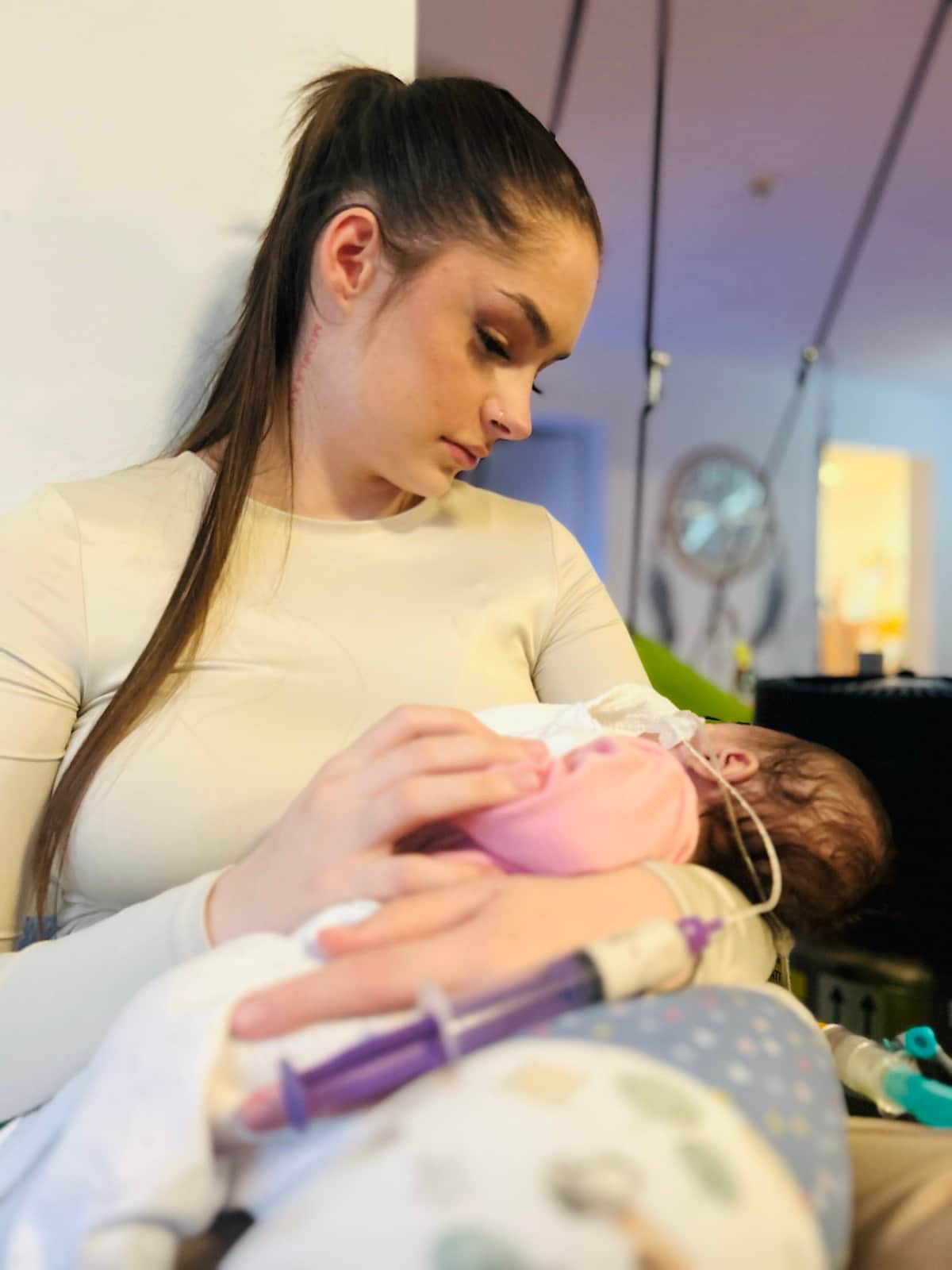 Mutter hält ihre beatmete Tochter Nyasha im Arm
