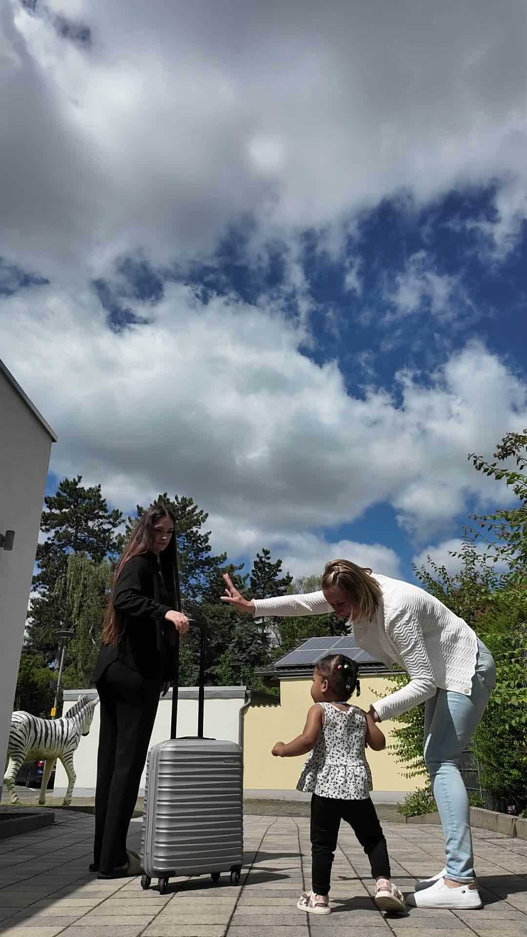 Nyasha läuft am Tag der Verabschiedung frei vor dem Haus Atemzeit