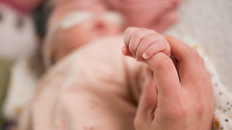 Atemzeit-Für-Eltern-gezieltes-greifen